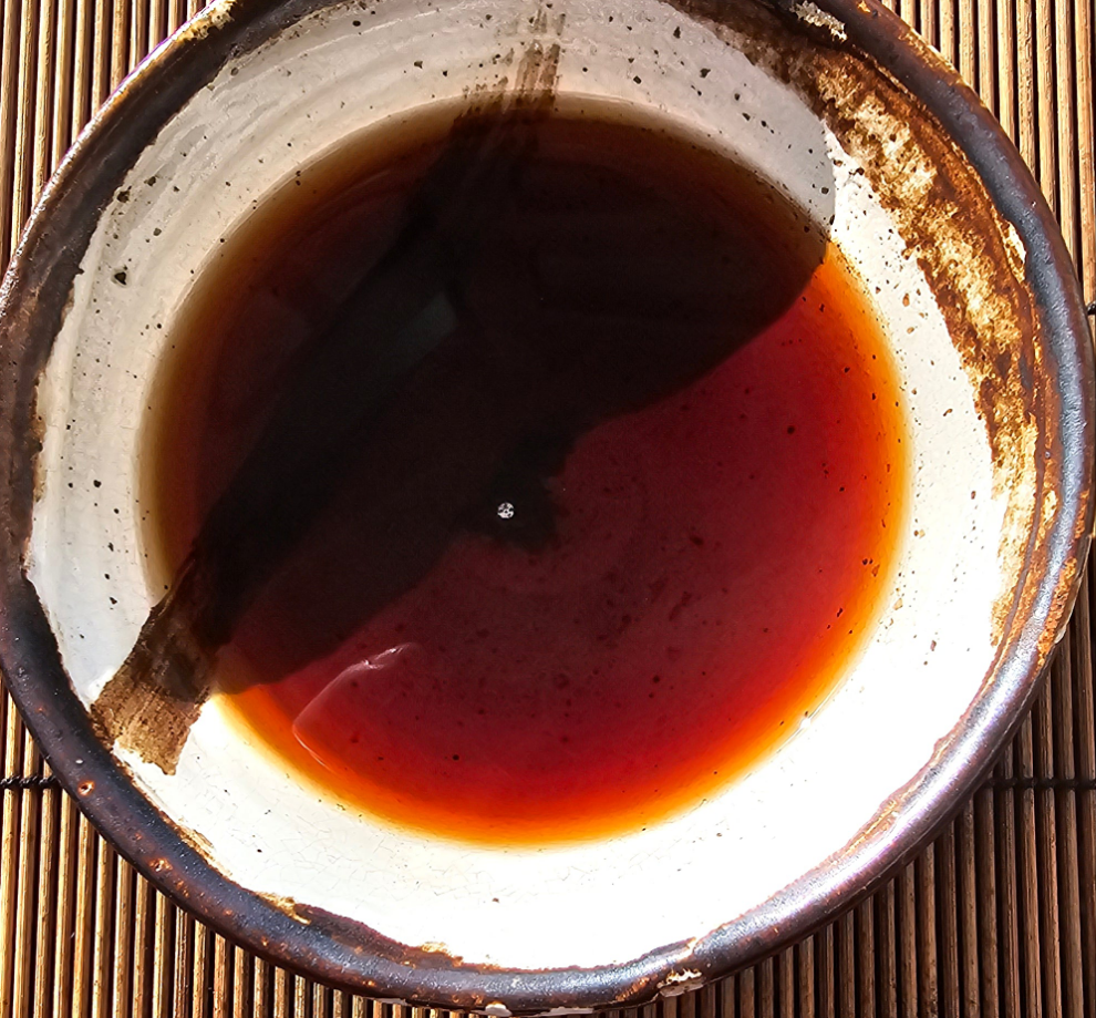 This 1996 7581 Shu Puerh from the Clay Urn Malaysia Collection is rich, mellow, and perfectly aged. Earthy sweetness with smooth, clean qi.