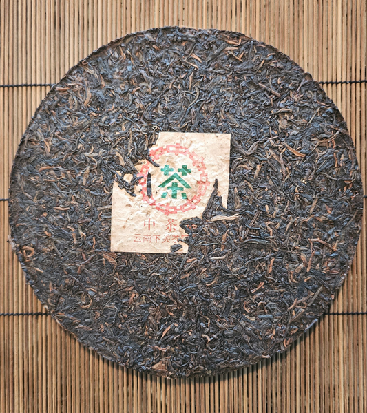 Bold, compressed, and aged with patience. This 2003 Xiaguan Iron Cake brews powerful infusions now softened by years of clay urn aging.