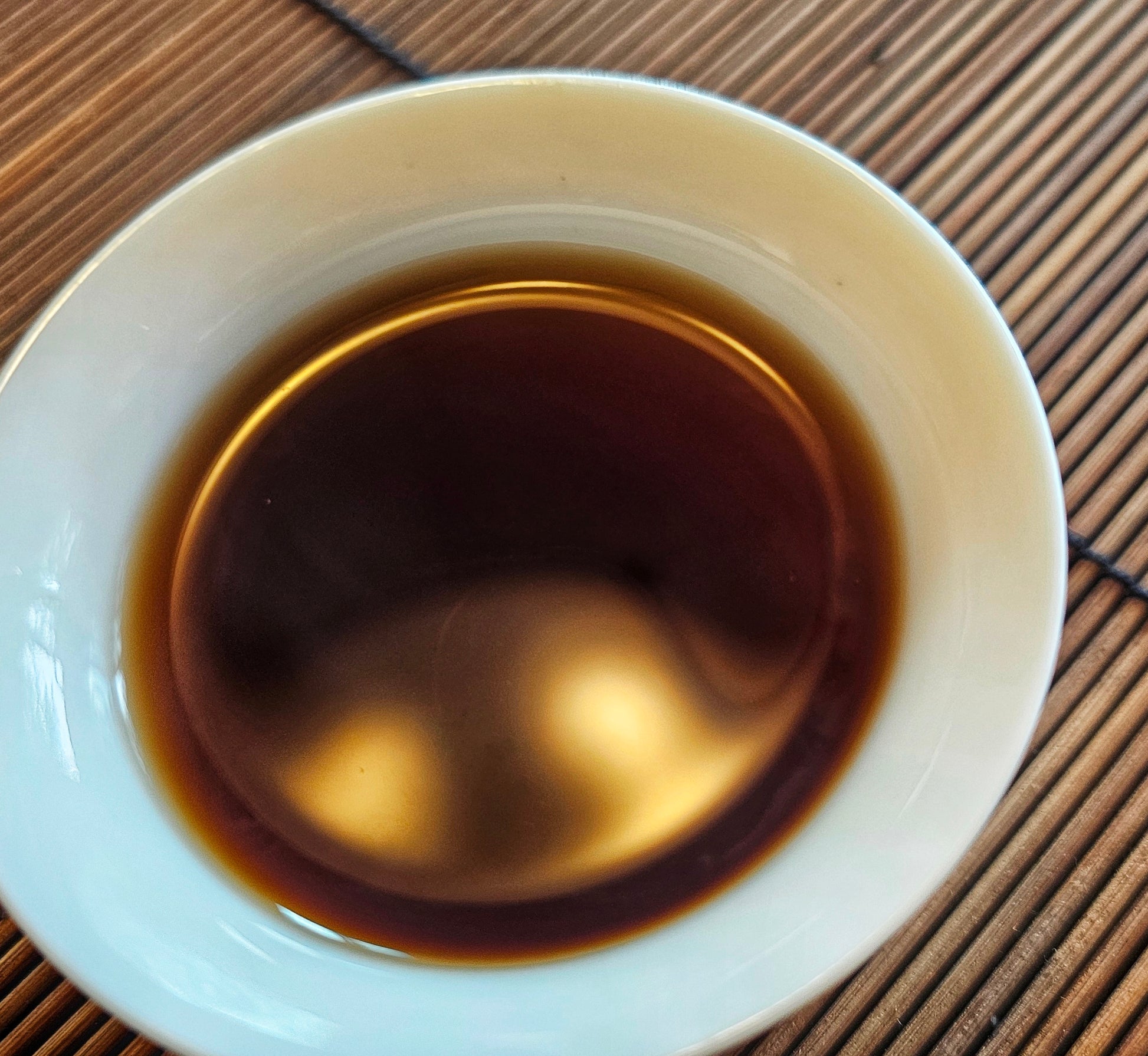 This 2004 Kunming Shu is dry aged in Malaysia and delivers camphor, cookie notes, and a clear, grounded presence.