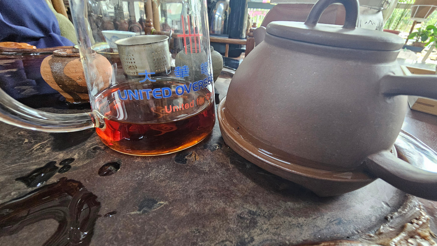 Baishaxi’s 2007 golden flower Hei Cha aged in Singapore offers warming comfort, light spice, and woodsy sweetness in every steep.