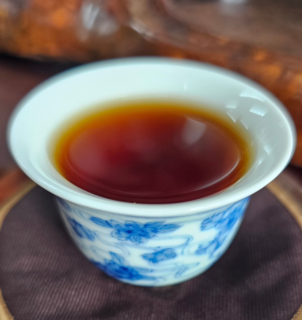 This golden flower brick from Baishaxi (2007) aged beautifully in Singapore. A smooth Hei Cha with earthy sweetness and ancient tea character.