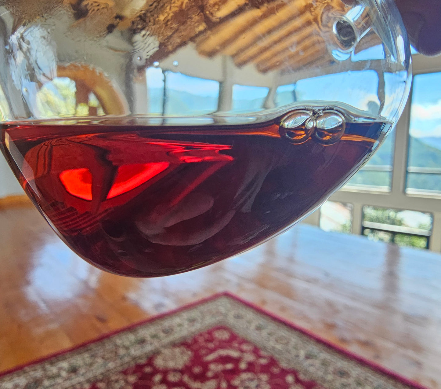 This 2009 Shu from Yong De is a remedy in every sense—mild camphor, melted caramel, and a calming breath of earthy stillness from Malaysian aging.