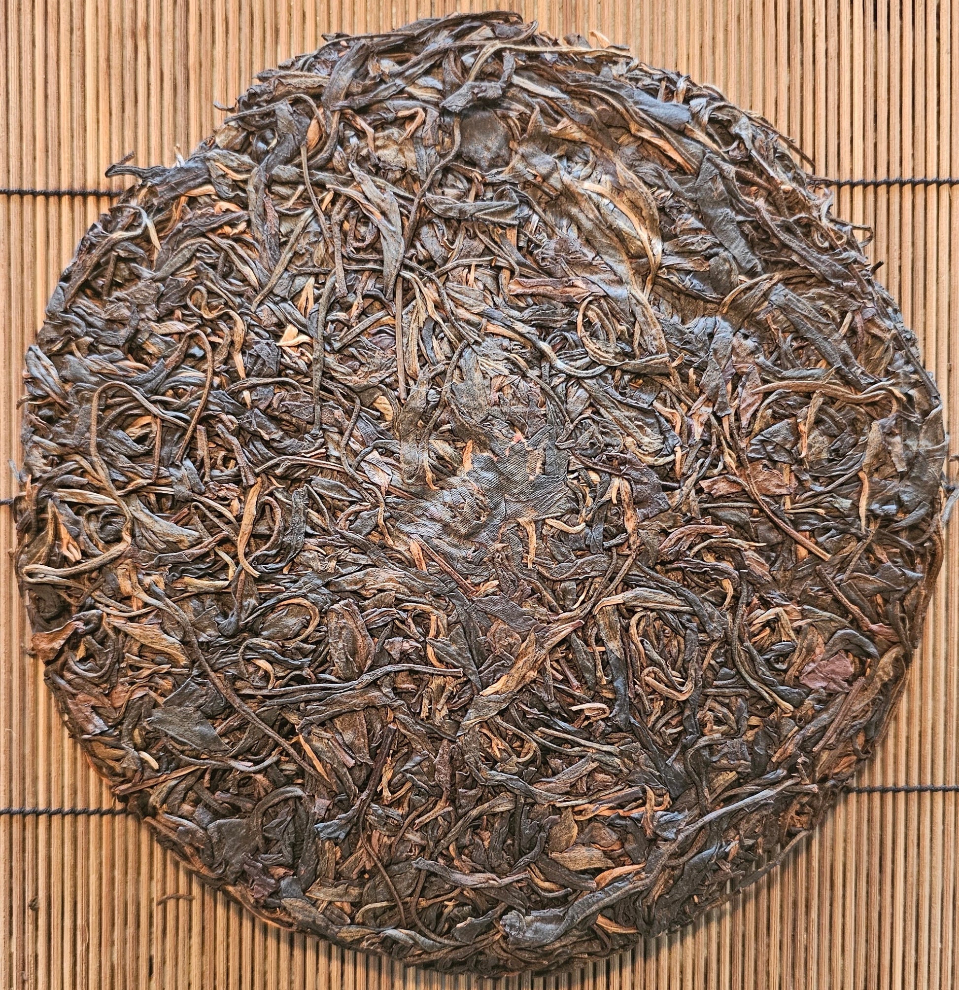 Aged in Malaysian clay urns for nearly two decades, this 2005 Gushu Sheng is clean, sweet, and rooted. Perfect for long, contemplative sessions.