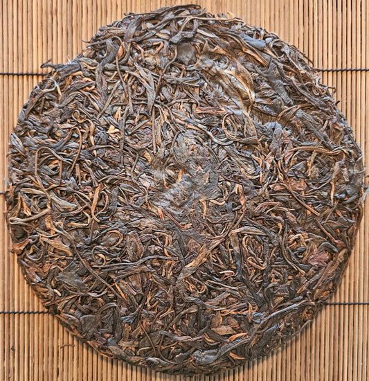 Aged in Malaysian clay urns for nearly two decades, this 2005 Gushu Sheng is clean, sweet, and rooted. Perfect for long, contemplative sessions.
