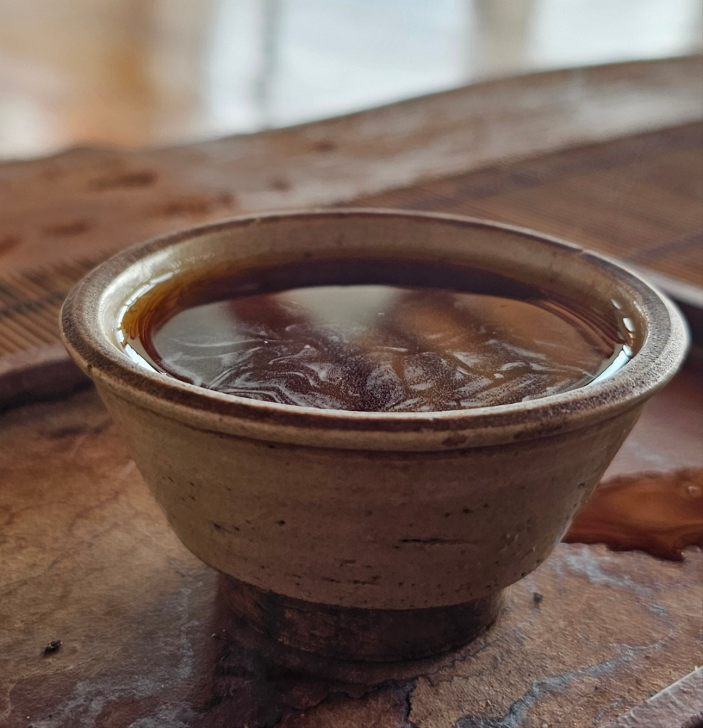 Explore the depth of Malaysian-aged Shu Puerh. This sample pack includes a curated selection of clay-aged cakes with smooth body, clean energy, and soft power.