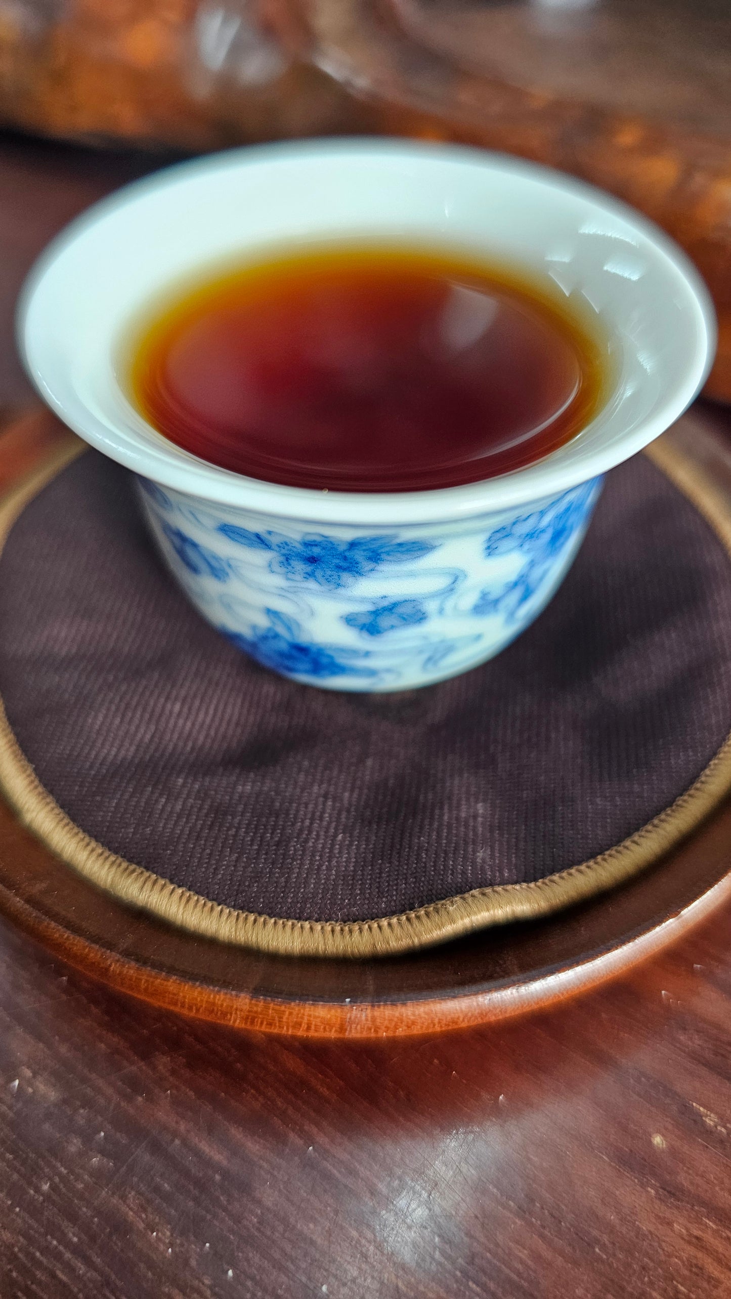 This 2007 Baishaxi Fuzhuan is rich in golden flowers, offering smooth body, mild sweetness, and pristine Singapore storage. Aged black tea bliss.