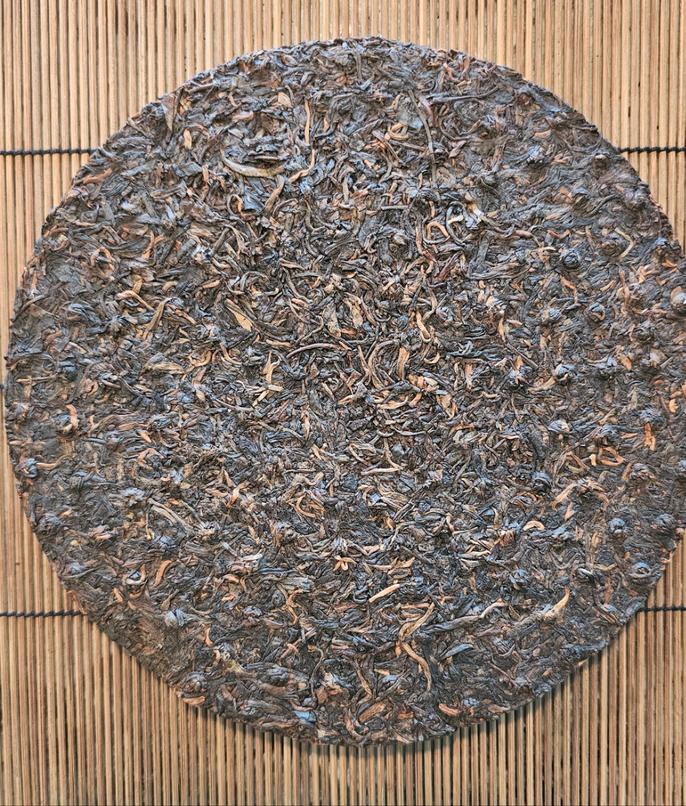 Aged in Malaysian clay for two decades, this 2003 Xiaguan Iron Cake is structured, smoky, and clear—a classic Sheng with deep roots.
