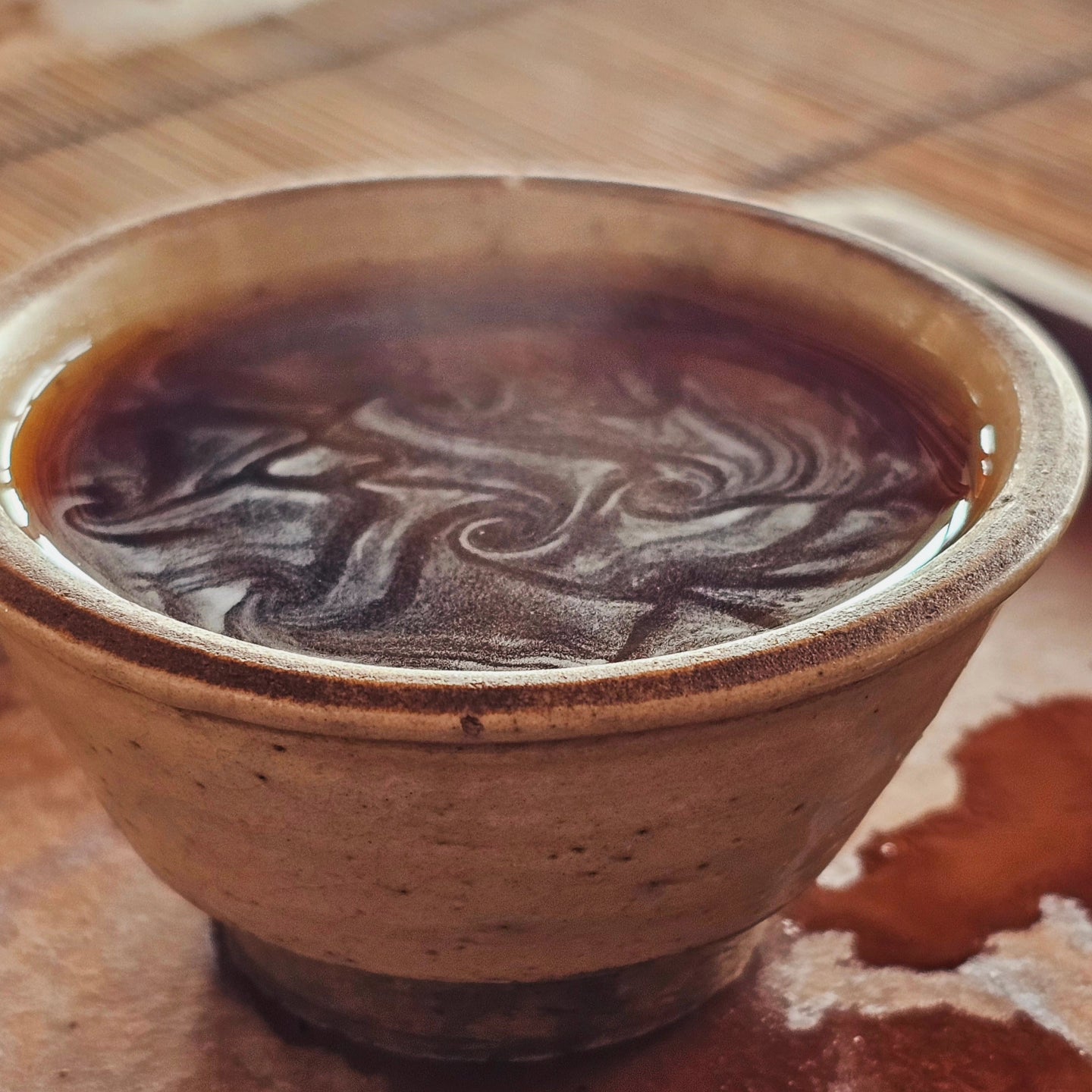 Crafted from Lincang material and aged with care, Medicine Cake is a 2008 Shu with calming qi, clean storage, and dessert-like elegance.