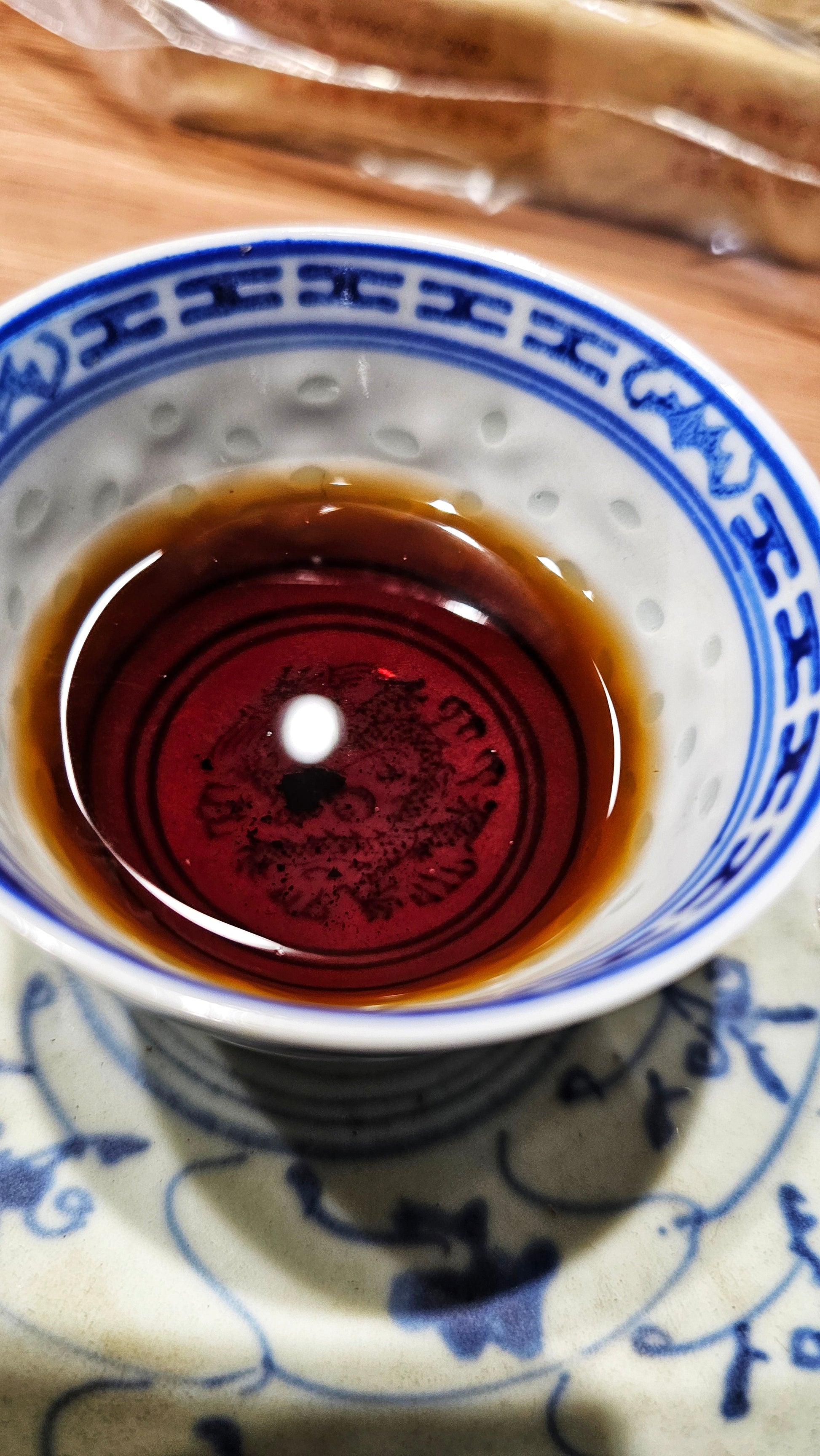 From old trees in Bulang, this 2017 Shu delivers incense, hazelnut, and grounding qi. Singapore aging ensures a clean and elegant fermentation.