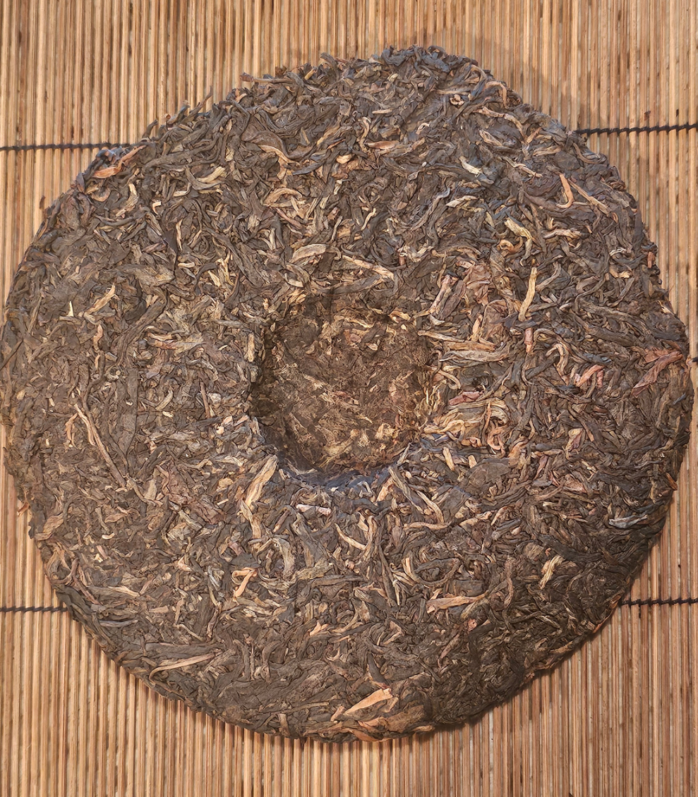 A classic 2002 Menghai Sheng, Green Tree cake is dry aged in Malaysian clay. Clean energy, deep golden liquor, and powerful yet balanced qi.

