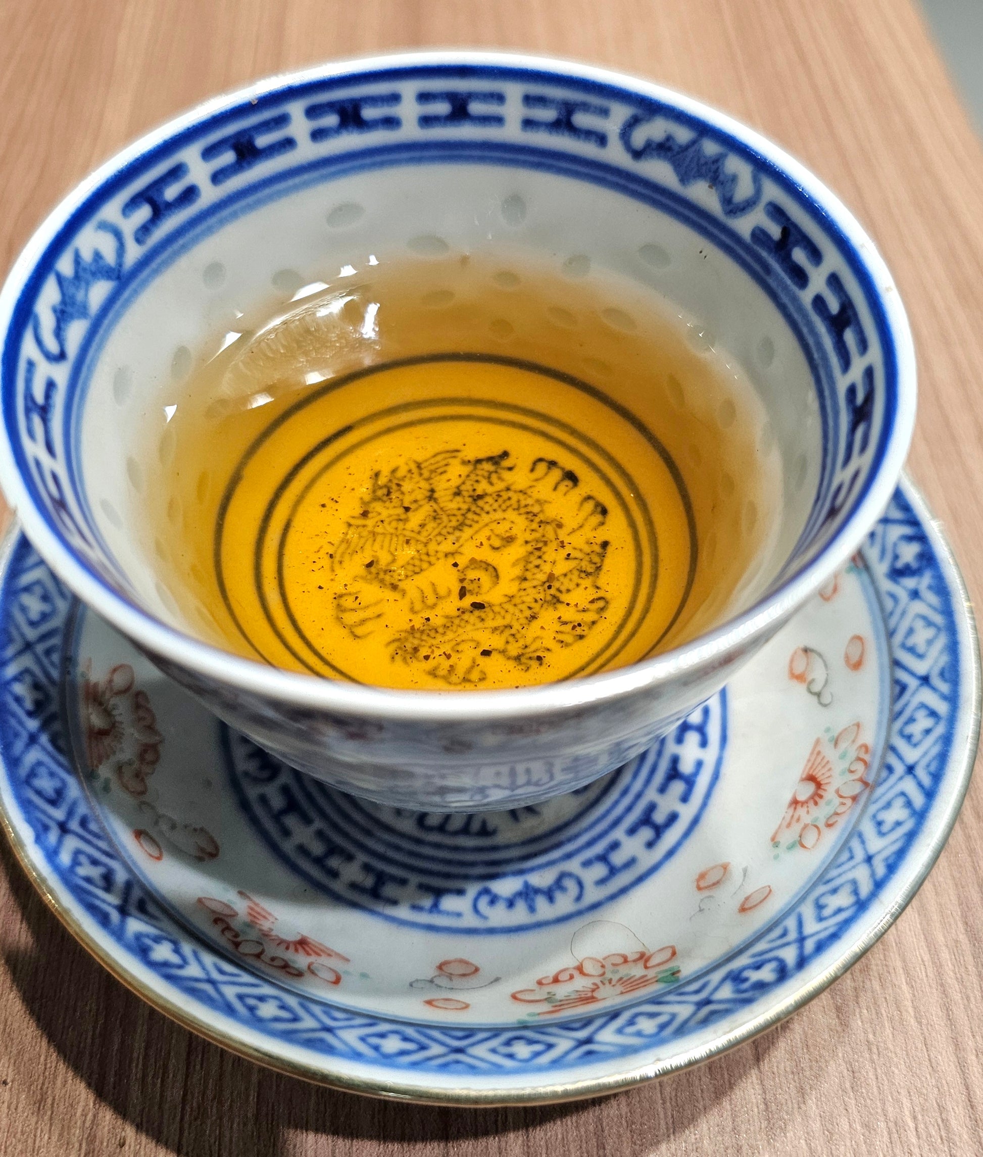 Sweet Smoke On Water offers smooth, salivating gushu energy from 2013. No astringency, just deep sweetness and calming body sensations.