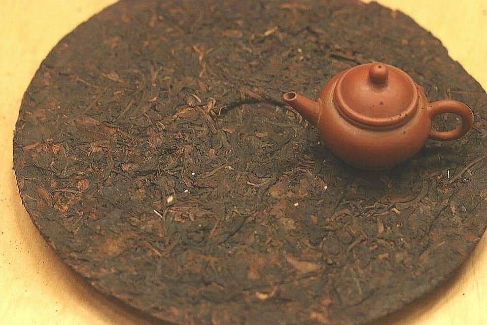 Prosperity Treasure of Yiwu - Vintage 1960 Clay Urn Aged Malaysia Sheng Puerh