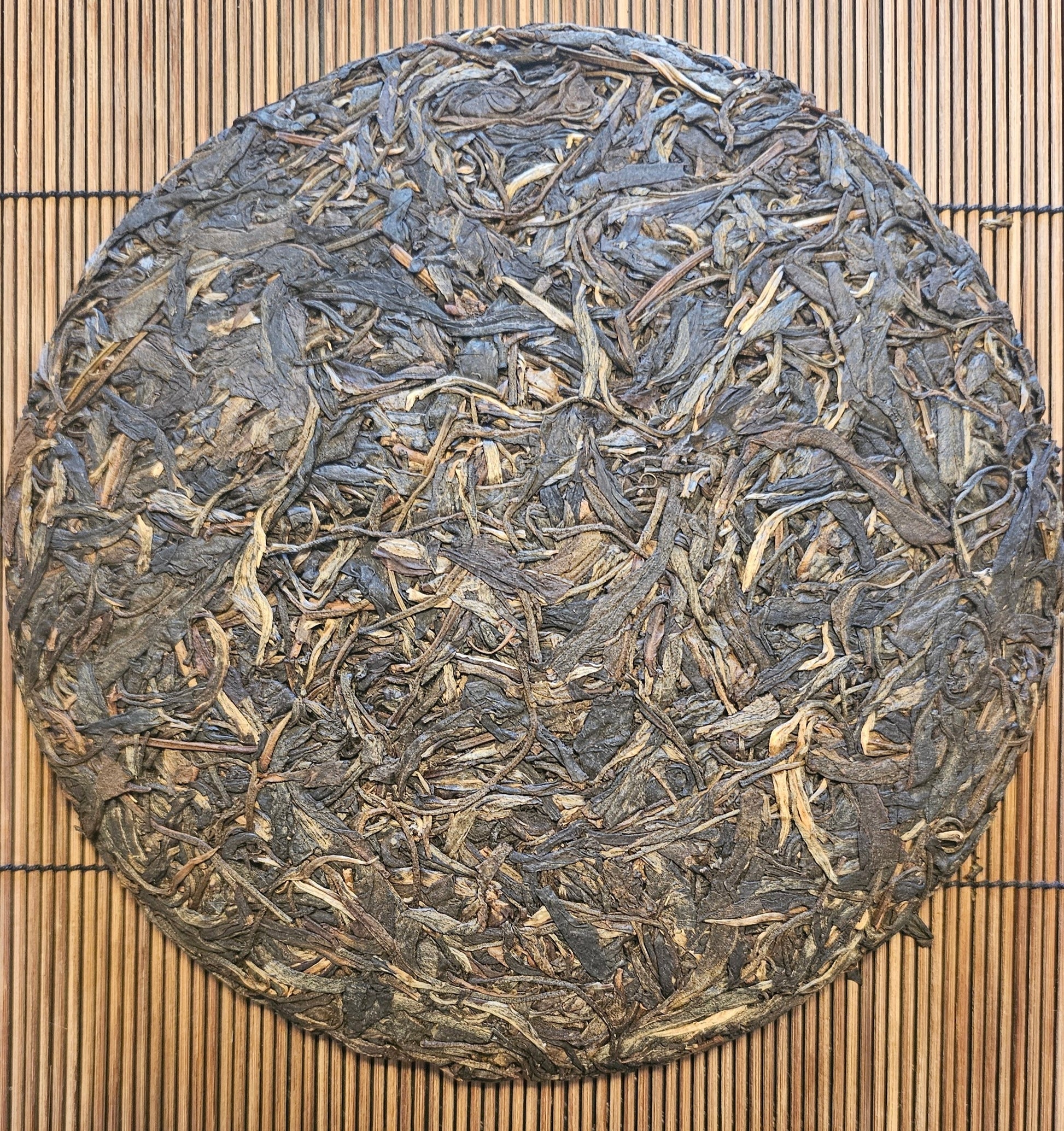 The Ocean is liquid meditation. From 100% Gua Feng Zhai ancient trees, it offers smooth waves of clarity, body sensation, and gentle light.

