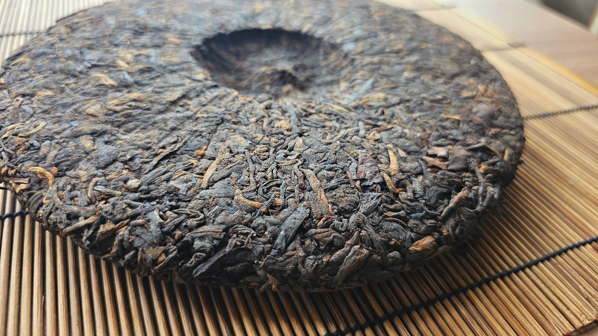 Pressed tea cake of "Mahogany" 2012 Tong Xing Hao, aged in Malaysian clay urns
Pressed tea cake of "Mahogany" 2012 Tong Xing Hao, aged in Malaysian clay urns
