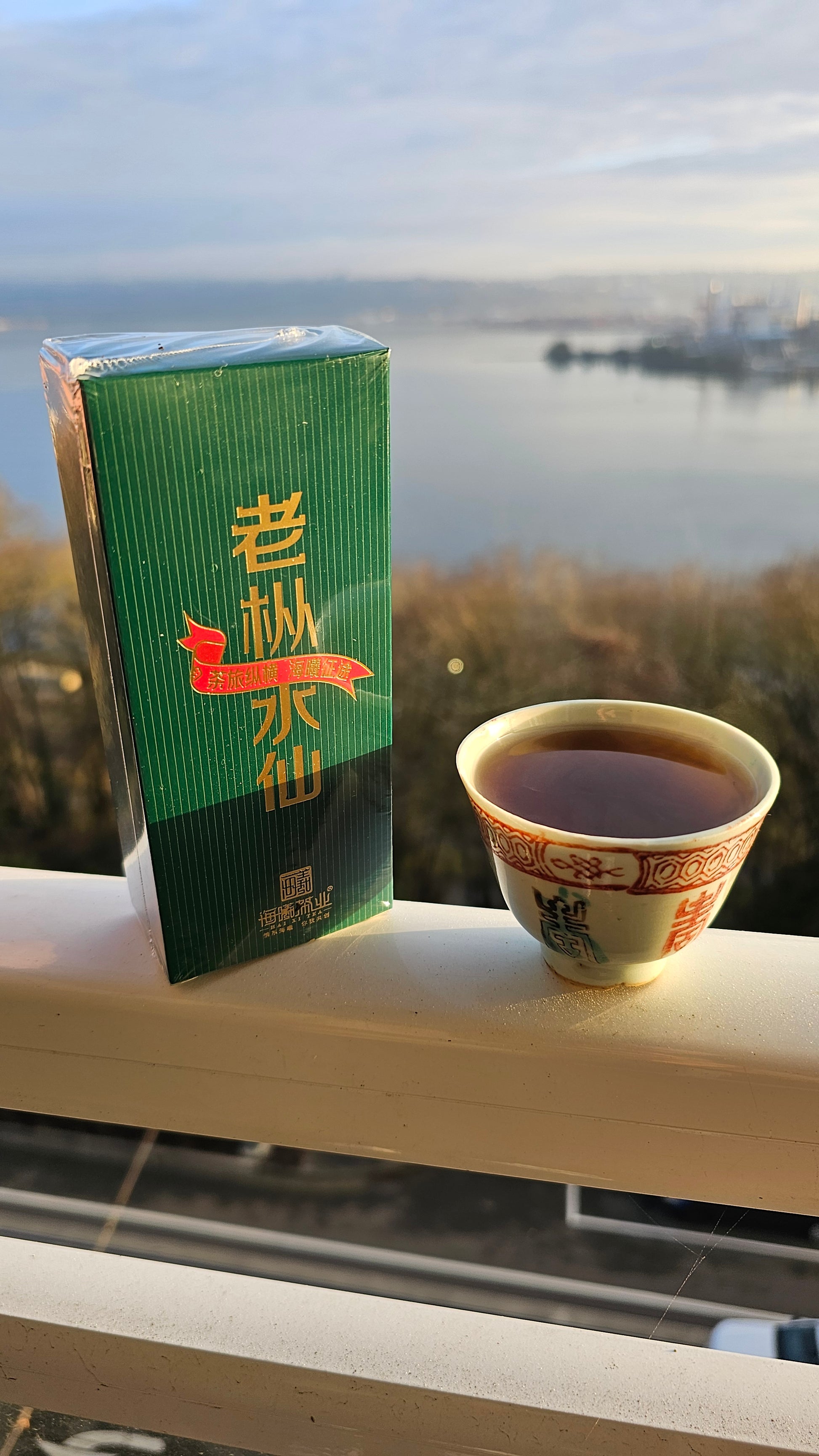 Grown from old unpruned bushes in Wuyi’s cliffs, this Shui Xian oolong brings thick florality, roasted minerals, and soulful chi.