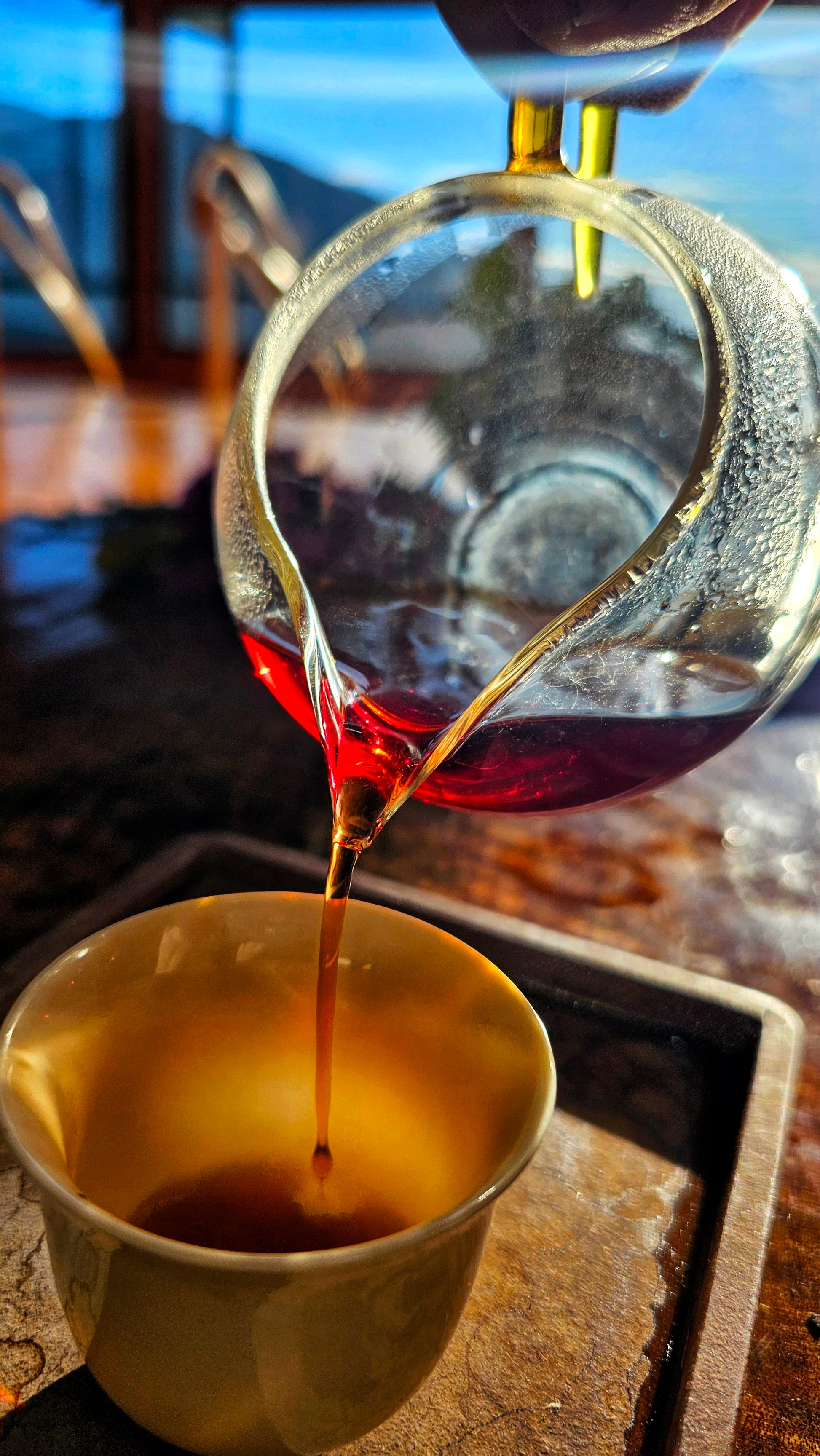 A unique Shu aged in Ipoh, Malaysia. Half-fermented and highly aromatic with floral hints and deep grounding. A bridge between worlds.