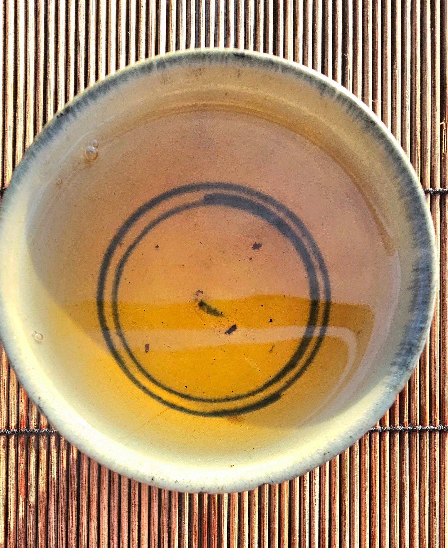The Ocean brews with wave-like softness and power. A 2011 Gua Feng Zhai Sheng of pure ancient tree origin, full of depth and calm presence.

