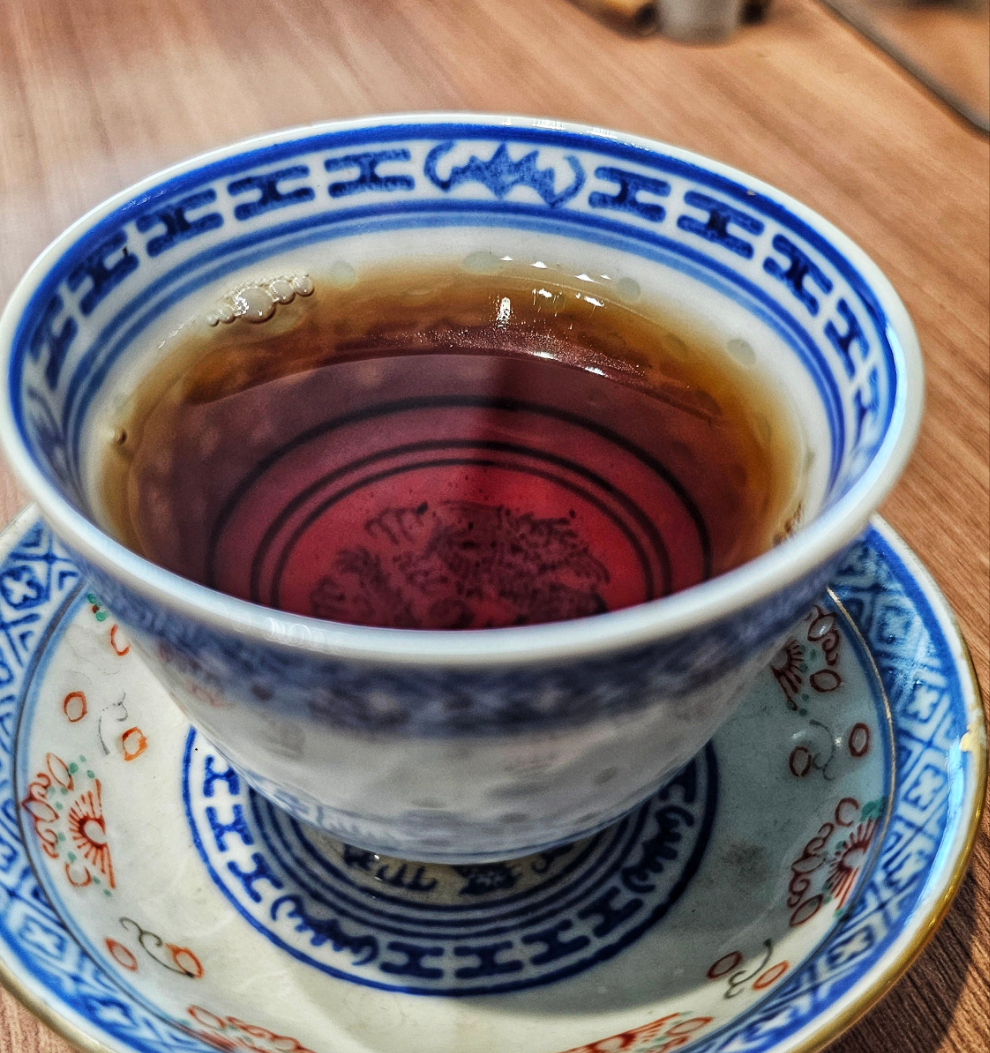 Taste the time-traveled clarity of this 2007 vintage Mengku Sheng. Aged traditionally in Malaysia, it delivers smooth qi and clean finish.

